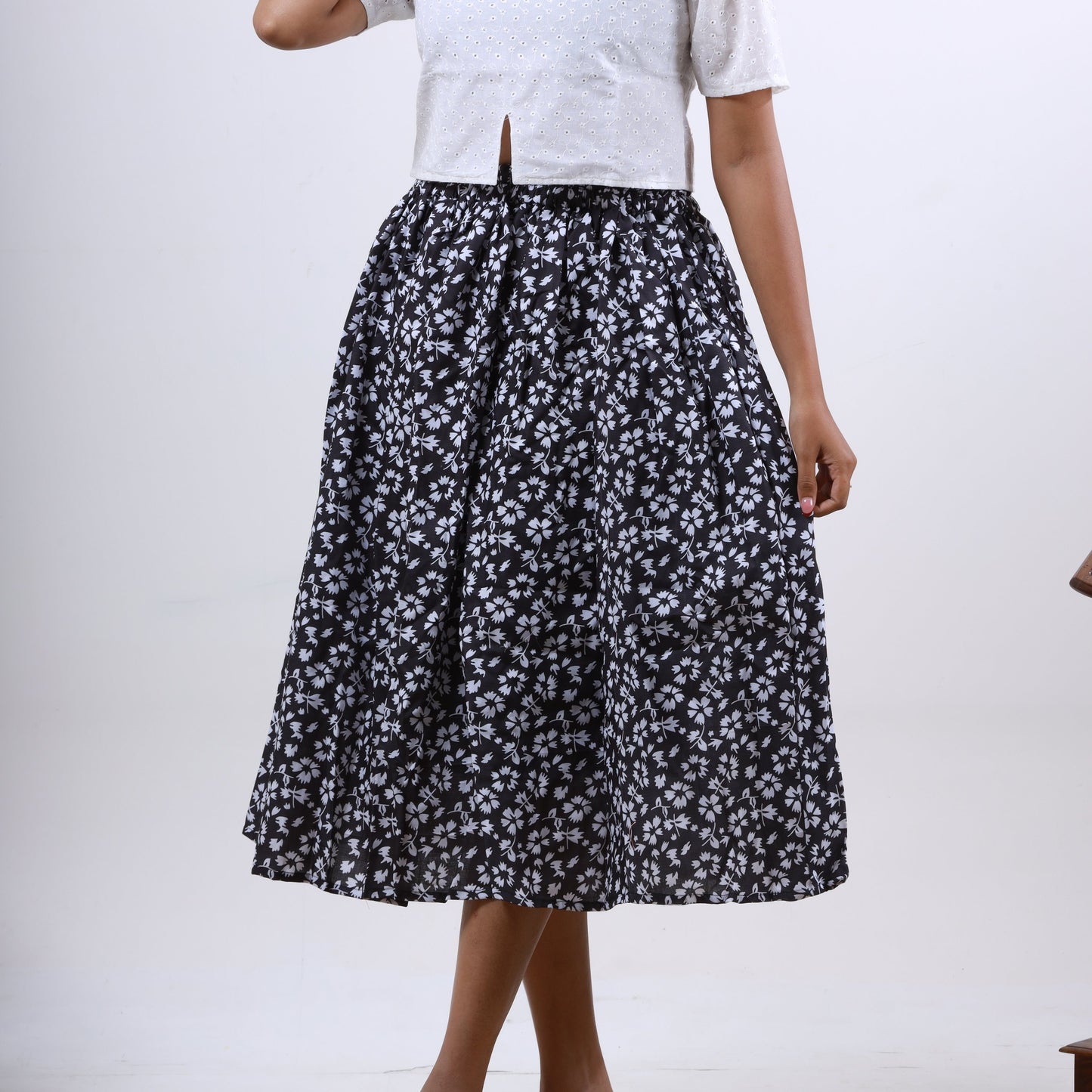 Cotton Hakoba White top black skirt