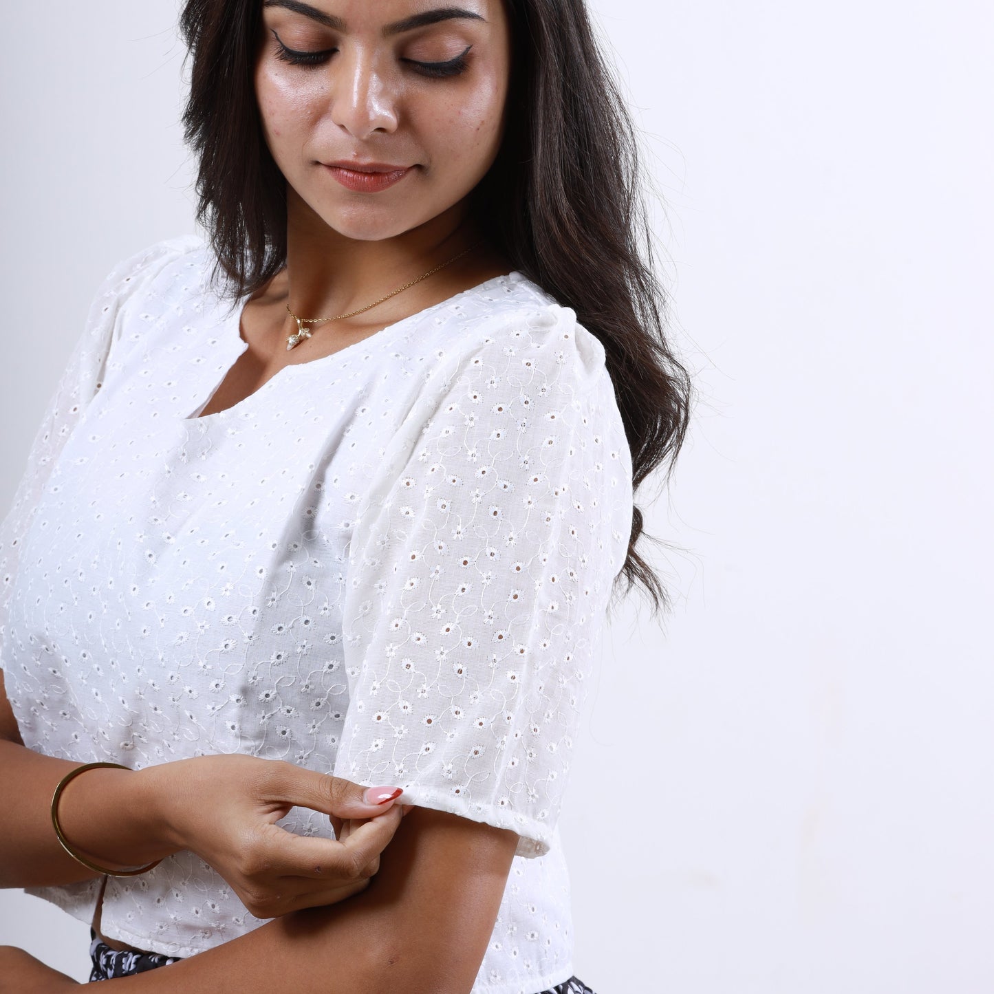 Cotton Hakoba White top black skirt